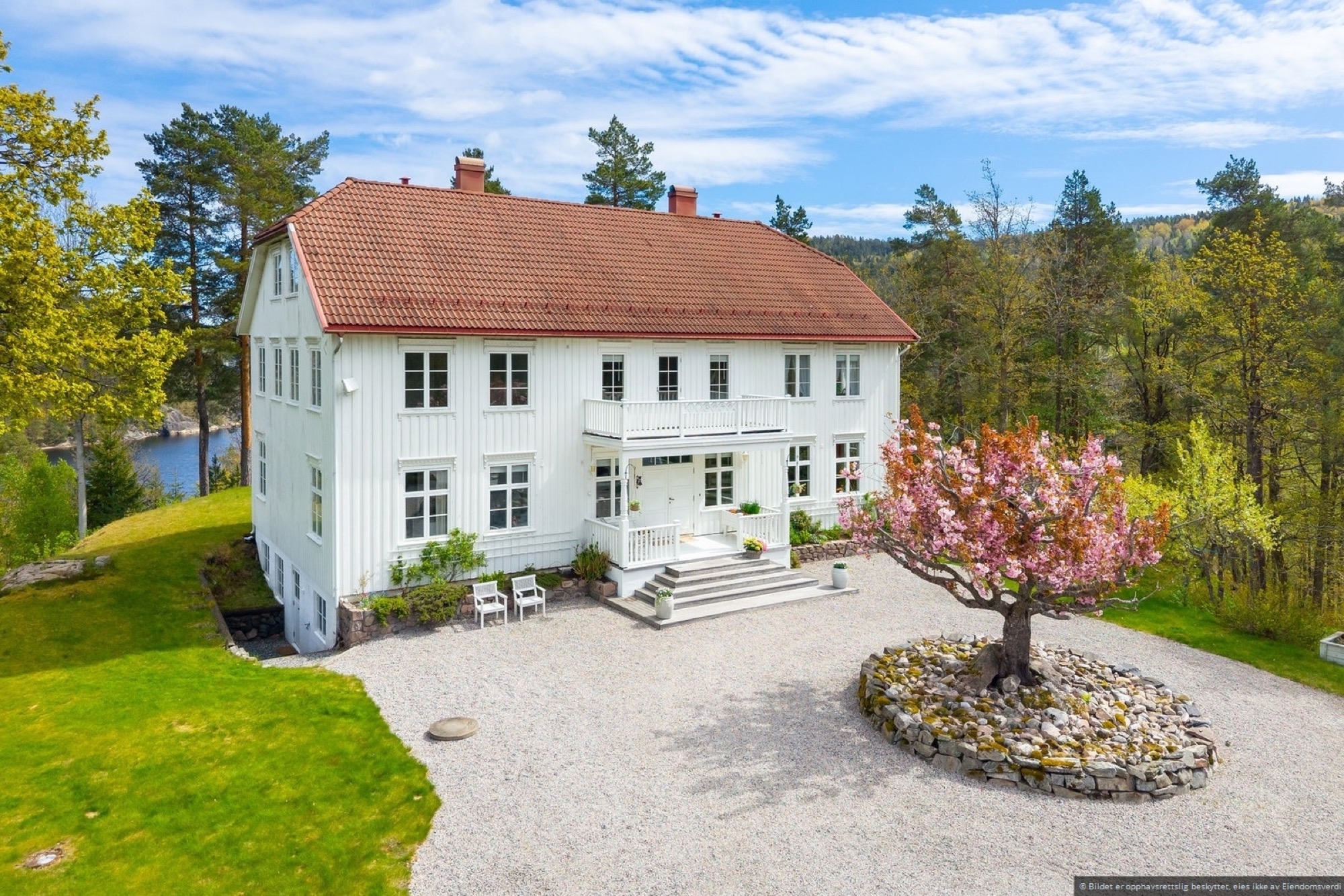 Tidligere prosjekt med hvit bolig og opparbeidet uteområde