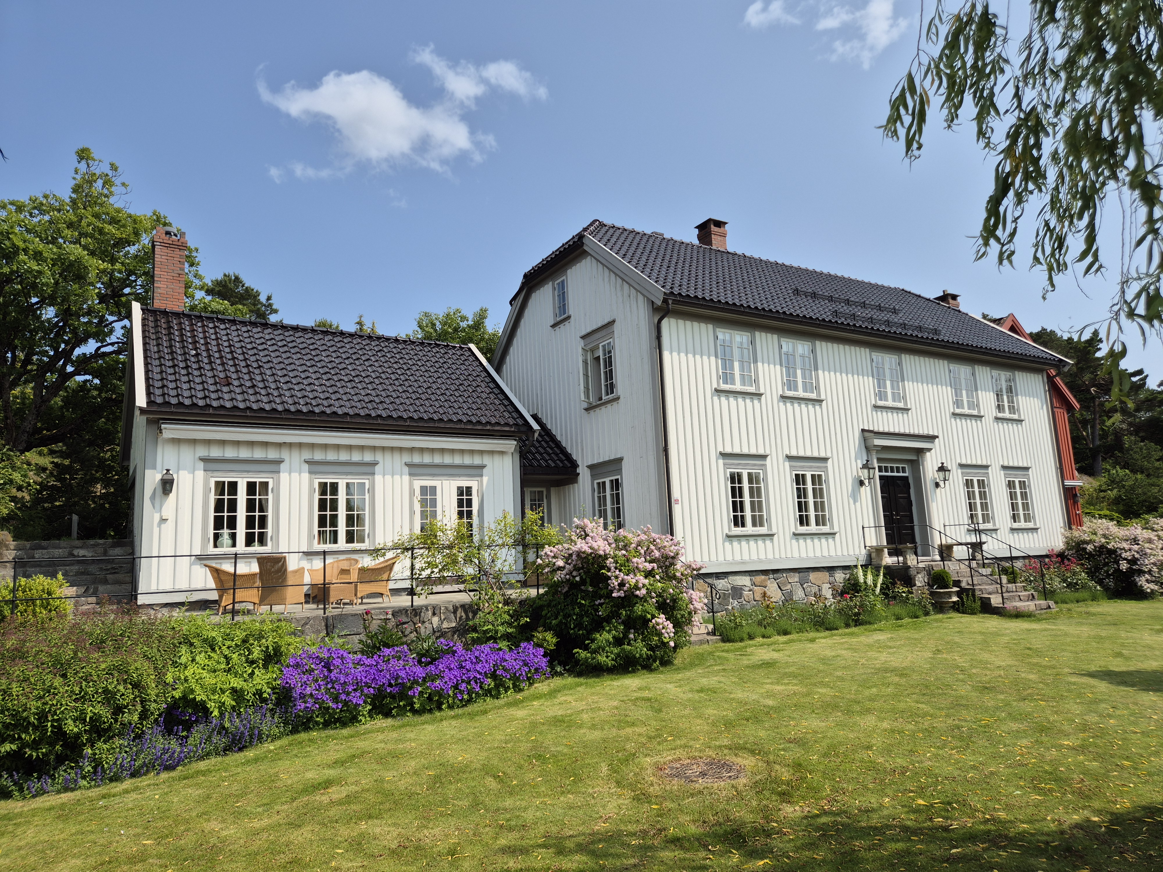 Tidligere prosjekt med klassisk hvit bolig og hage